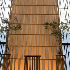 チャペルの背景色はシャンパンゴールドとなっており、花嫁のウェディングドレスの色を映させる会場