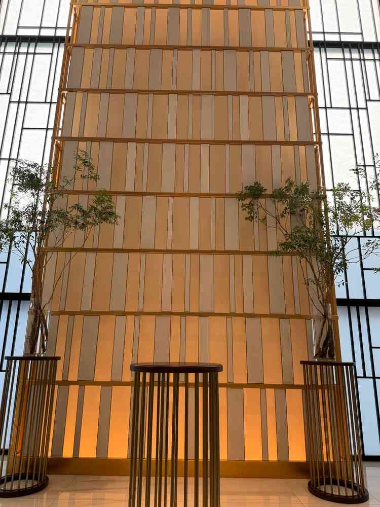 チャペルの背景色はシャンパンゴールドとなっており、花嫁のウェディングドレスの色を映させる会場