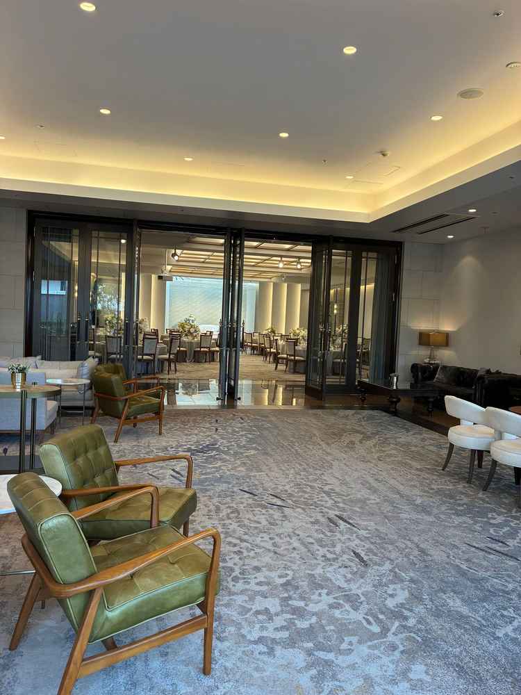 披露宴会場前室。バーカウンターと、テーブル・イスがあり、ウェルカムパーティーを行うことができる。