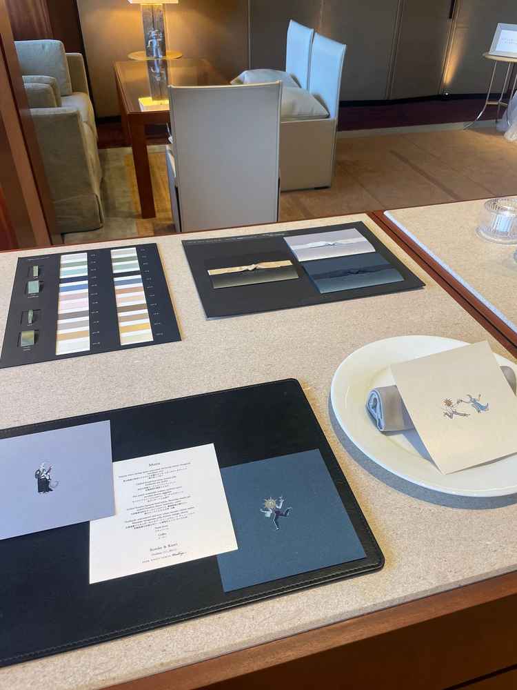 メニュー表や招待状のサンプルが飾られていた。数枚からの注文も可能とのこと。