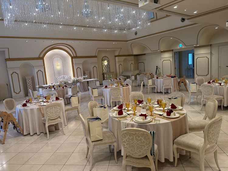 披露宴会場はとても広く快適に過ごせるスペースがあります。天井のシャンデリアもとても綺麗です