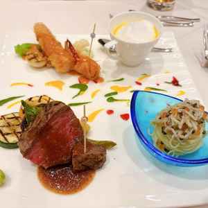 コースメニューをワンプレートでコンパクトにして、試食しました。