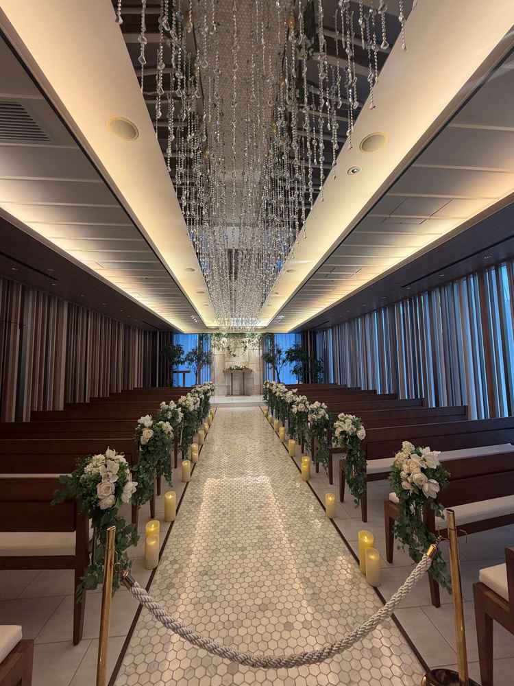 チャペルです。写真は暗いですが、光が入るととても明るそうな式場だと感じました。