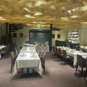 披露宴会場は丸テーブルではなく四角なのが特徴的です。