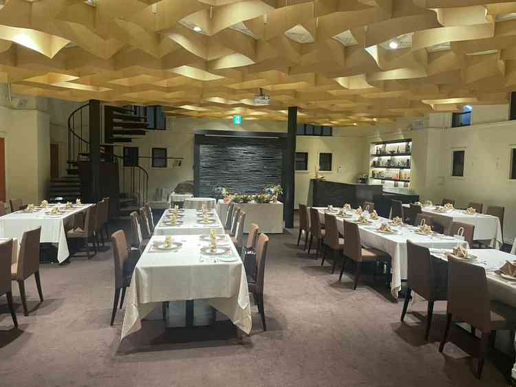 披露宴会場は丸テーブルではなく四角なのが特徴的です。