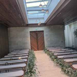 挙式会場。ガラス張りで日の光が入り、とても綺麗だった。