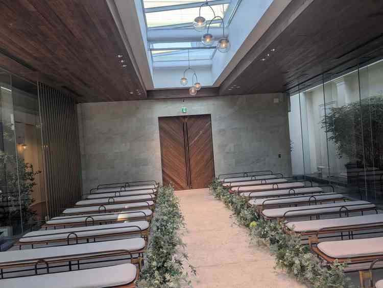 挙式会場。ガラス張りで日の光が入り、とても綺麗だった。