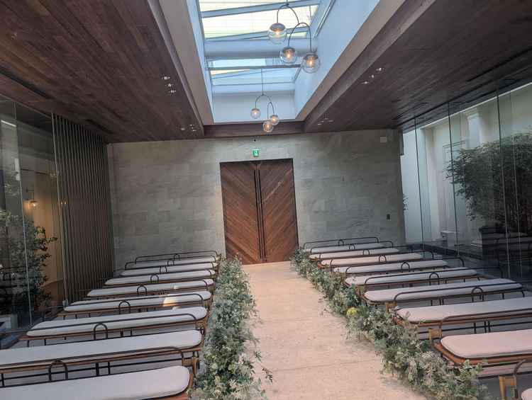 挙式会場。ガラス張りで日の光が入り、とても綺麗だった。