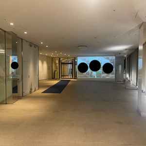 入り口の大型モニター。新郎新婦さんの写真が映し出されており、ゲストの皆さんをお出迎えしていました。