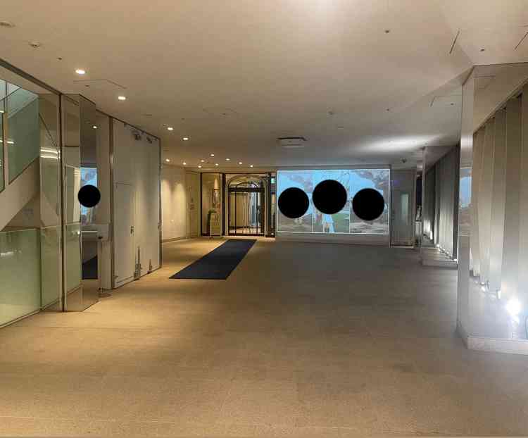 入り口の大型モニター。新郎新婦さんの写真が映し出されており、ゲストの皆さんをお出迎えしていました。