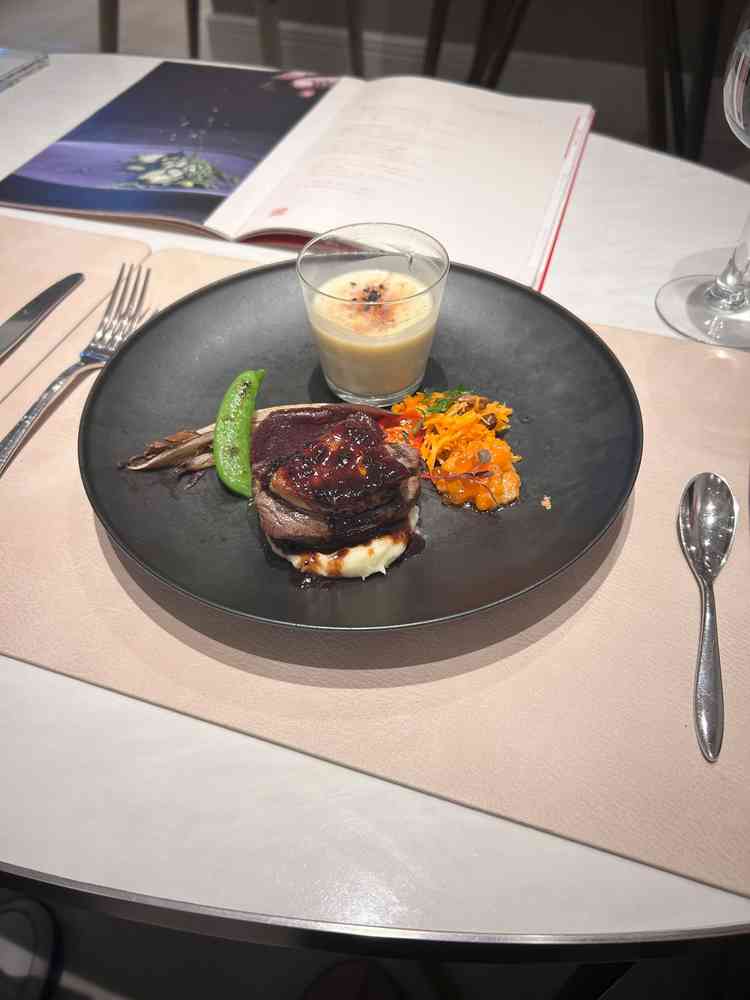 料理。さつまいものポタージュがすごくおいしかった。盛り付けも綺麗だった。