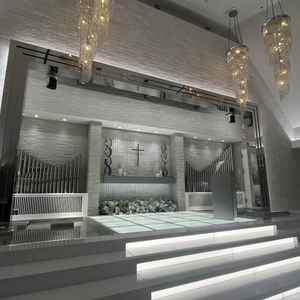 チャペルは真っ白！という感じで、バージンロードの女優ライトがすごかったです。