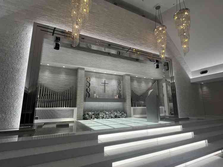 チャペルは真っ白！という感じで、バージンロードの女優ライトがすごかったです。