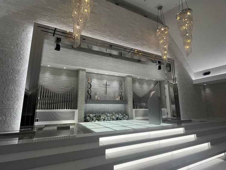 チャペルは真っ白！という感じで、バージンロードの女優ライトがすごかったです。