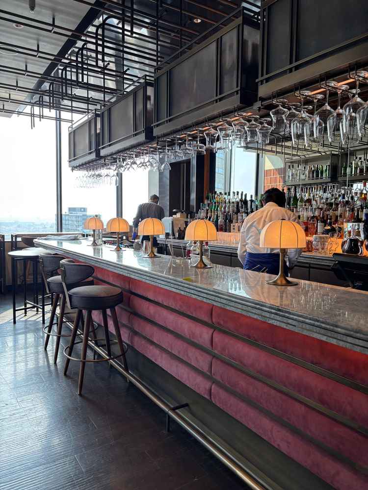 披露宴の隣にあり、バーカウンターで、たくさんのお酒があり素敵な空間でした