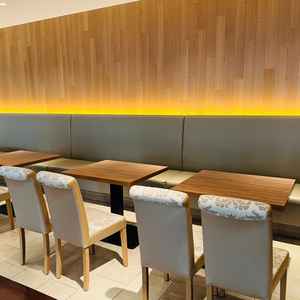 壁側にも椅子があり、ヒールを履いてこられるゲストも十分に座ることができると思いました。