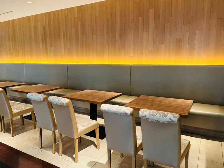 壁側にも椅子があり、ヒールを履いてこられるゲストも十分に座ることができると思いました。