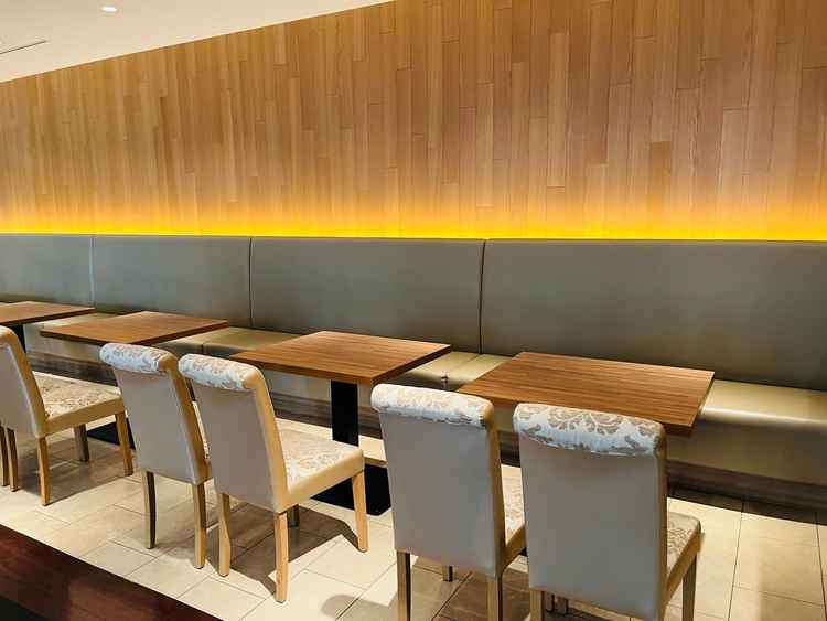 壁側にも椅子があり、ヒールを履いてこられるゲストも十分に座ることができると思いました。