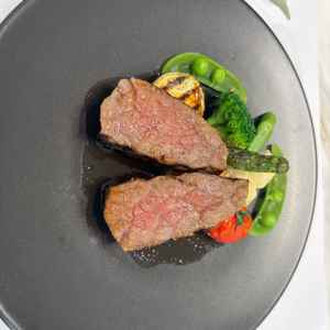 試食。お肉とお魚1皿ずつ提供され2人でシェアした