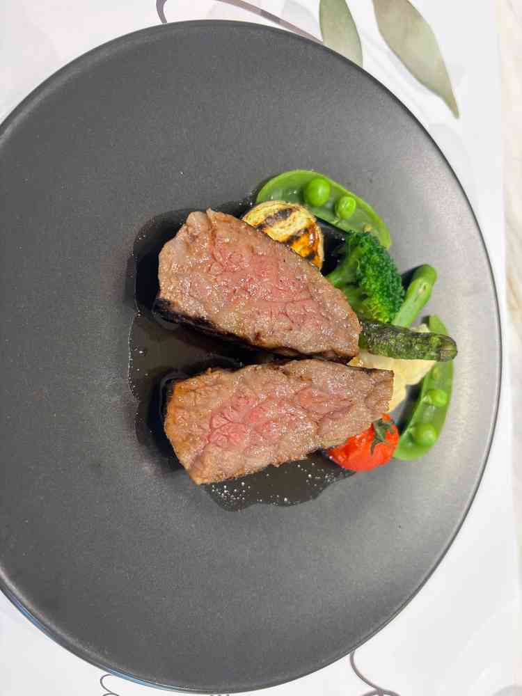 試食。お肉とお魚1皿ずつ提供され2人でシェアした