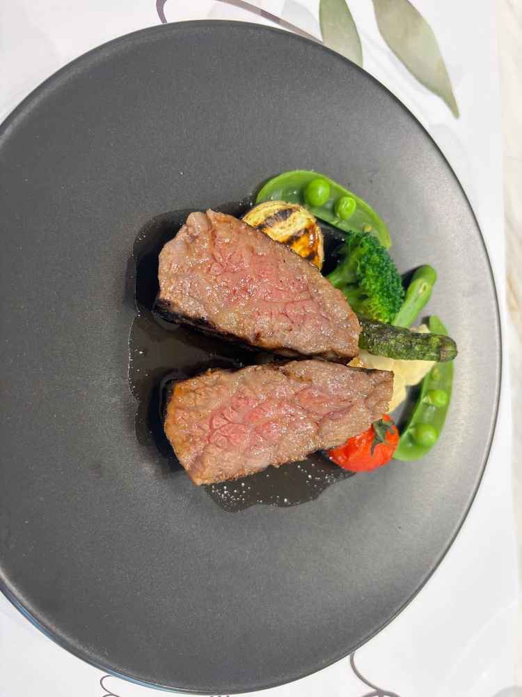 試食。お肉とお魚1皿ずつ提供され2人でシェアした