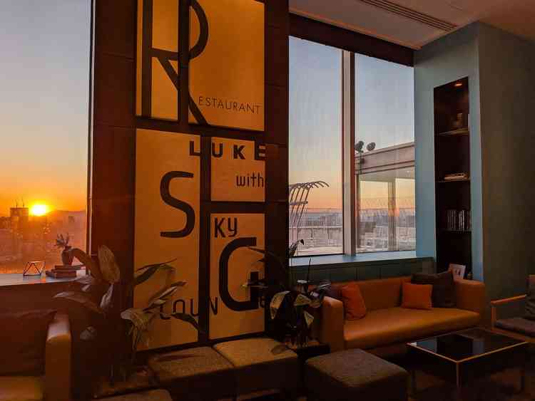 ウェルカムスペースの一角です。景色も素晴らしく、招待者が安心してお待ちいただけそうです。