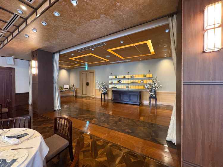 正面の後ろに広いスペースがありここからお色直しで登場ができるとのこと。余興などもできるとのことです。