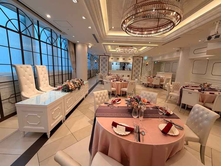 披露宴会場です。ピンクのテーブルクロスなためラブリーに見えますが、白基調のためクラスで変わります。