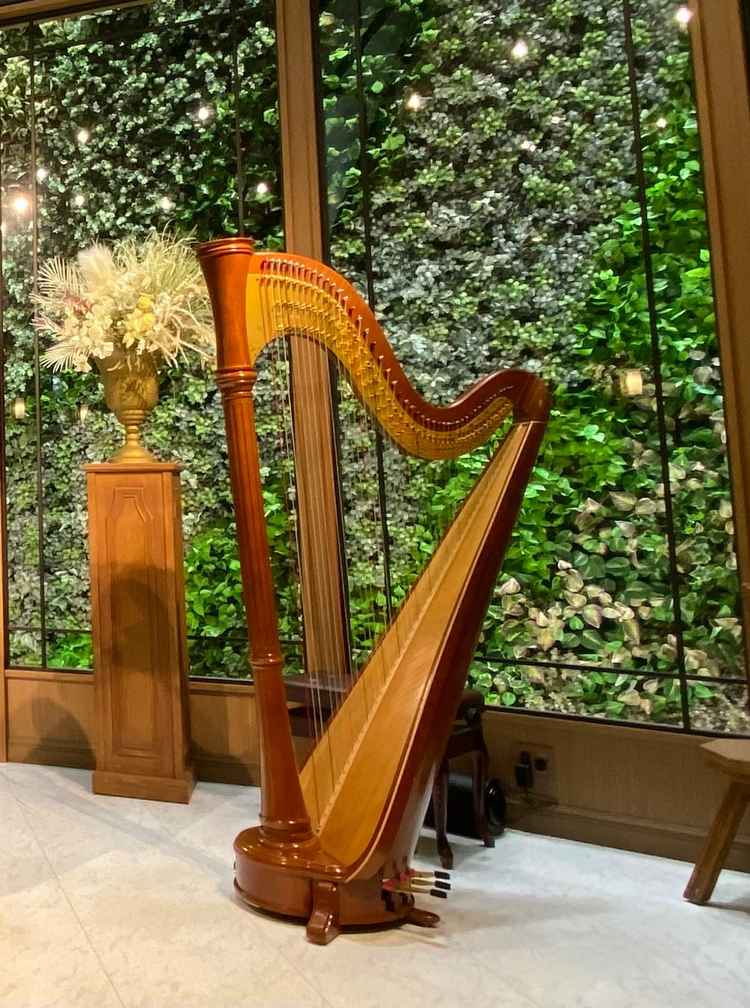 チャペルのハープは本物で、挙式時に演奏していただけるとのことでした。