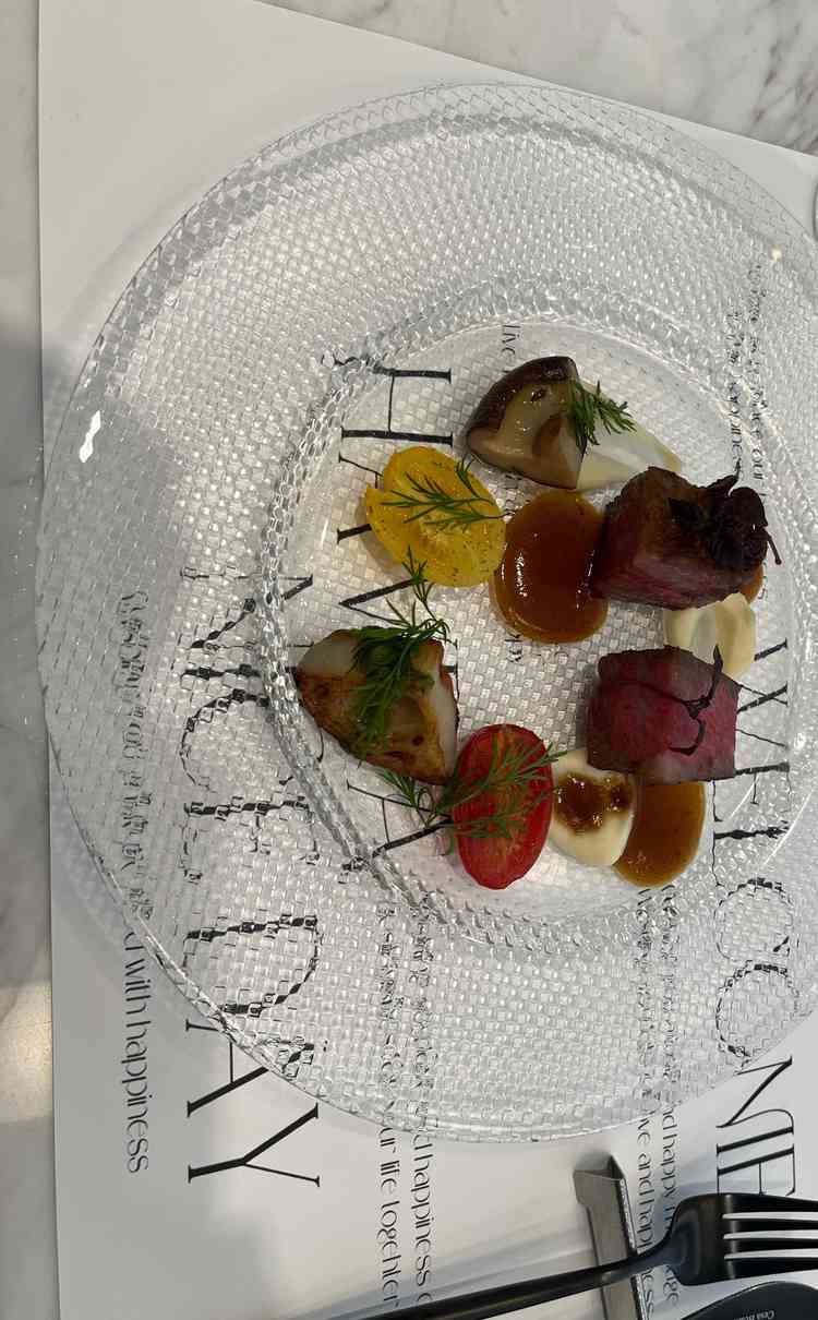 お肉料理その2、赤みが美味しい。