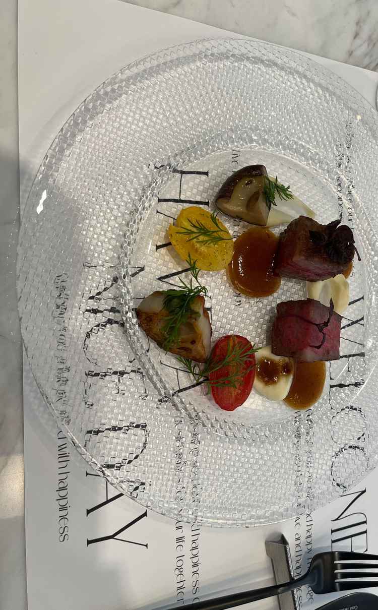 お肉料理その2、赤みが美味しい。