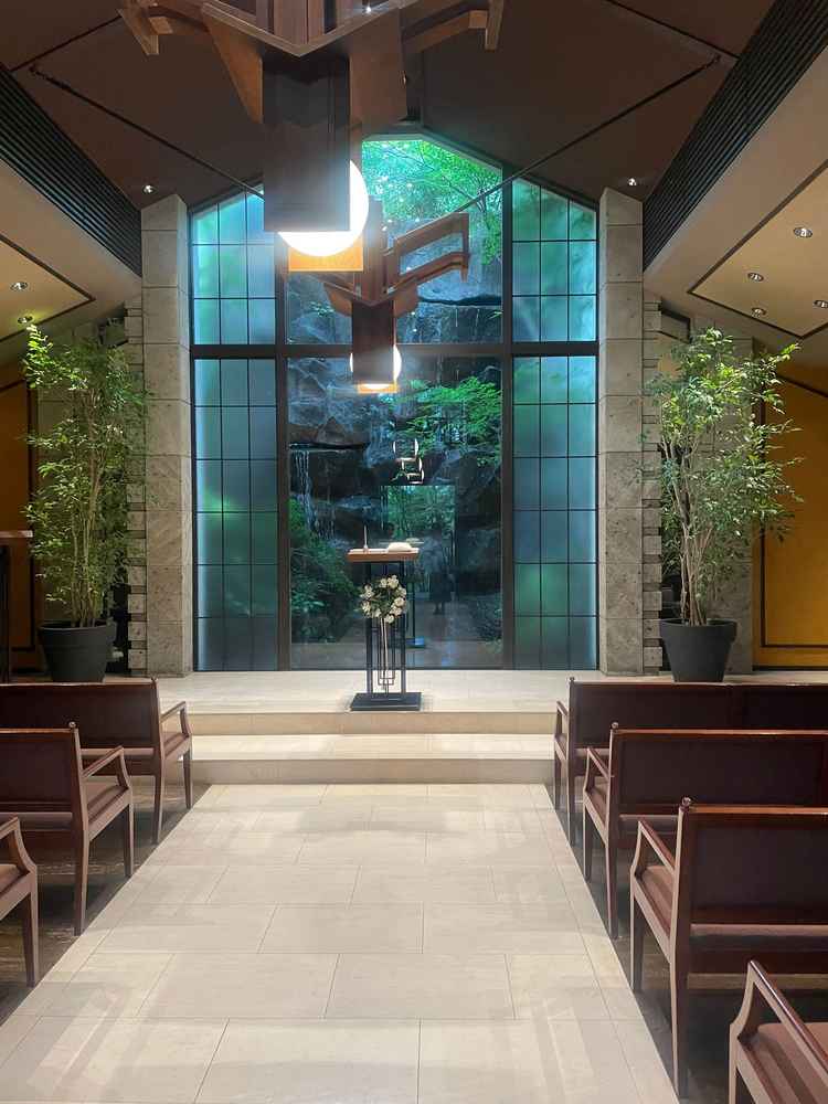 チャペルの様子です。正面に見える滝が会場の荘厳さを際立てています。