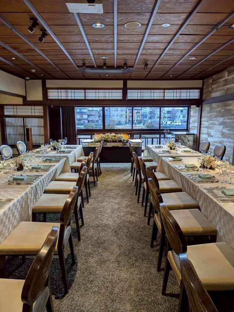 少人数披露宴のVIPルーム。1列にも、円卓にもできる。