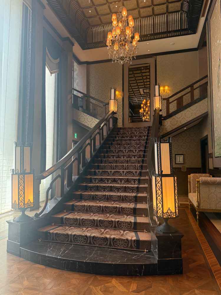 明治時代のような歴史を感じさせられるステキな大階段。ドレスでの写真が素敵だろうと思いました。