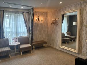 新郎新婦の準備部屋は通常一部屋。カーテンで新郎と新婦を仕切り、ファーストミートも可能。