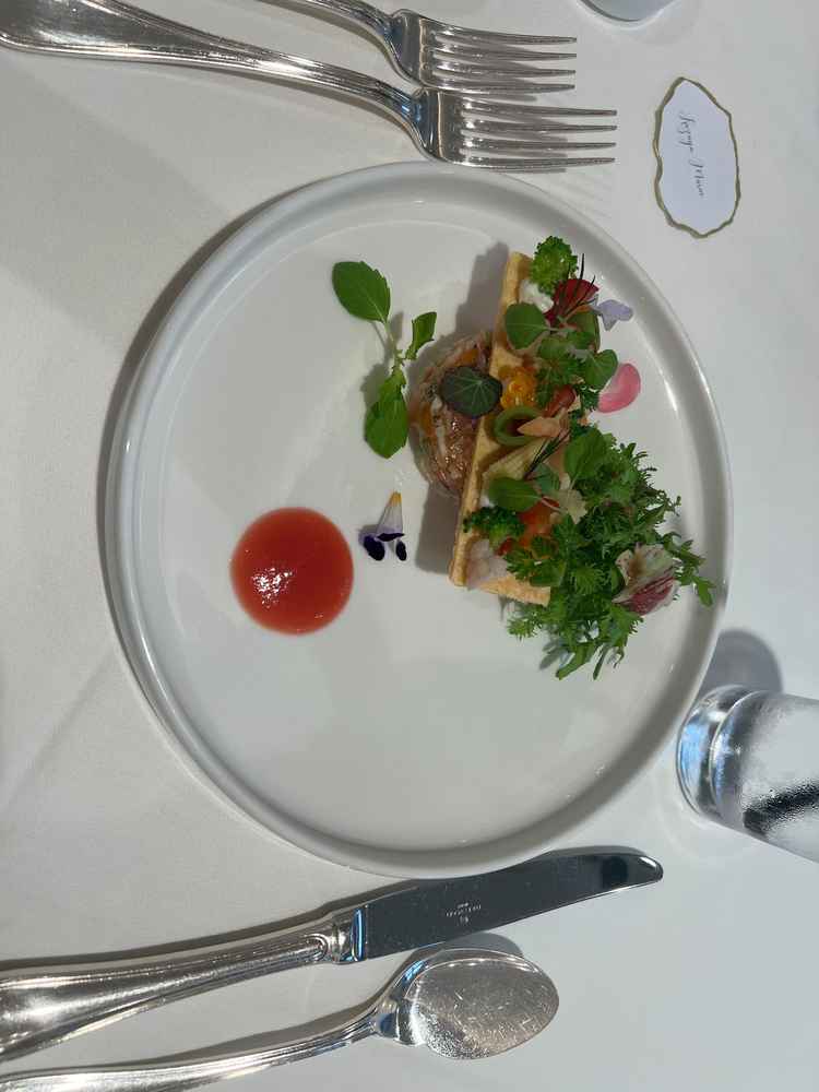 サーモンとビスケットの前菜です。相性抜群でした。