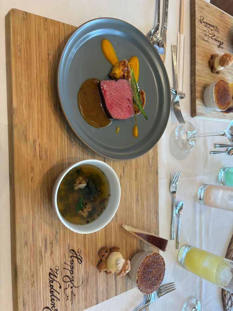 お肉料理と、スープ、デザートです。特にスープが美味しくてびっくりしました。デザートは可愛いです。