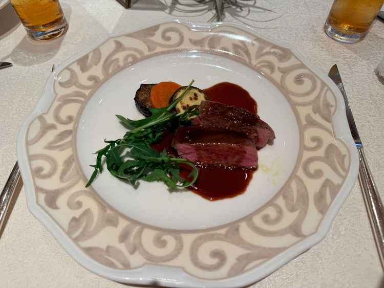 メインのお肉も美味しかったです。本番さながらの演出が体験できてとても良かったです。