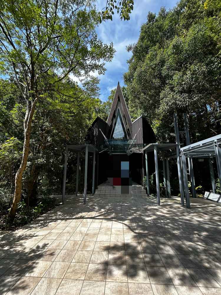 チャペル入り口。自然に囲まれていました。