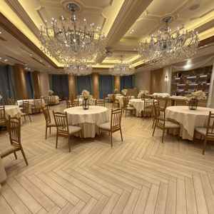 シャンデリアが美しく、装飾も自由に行えるため新郎新婦が希望する雰囲気にカスタマイズ可能な会場です。