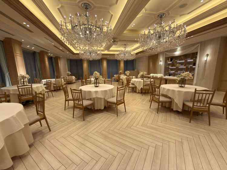 シャンデリアが美しく、装飾も自由に行えるため新郎新婦が希望する雰囲気にカスタマイズ可能な会場です。