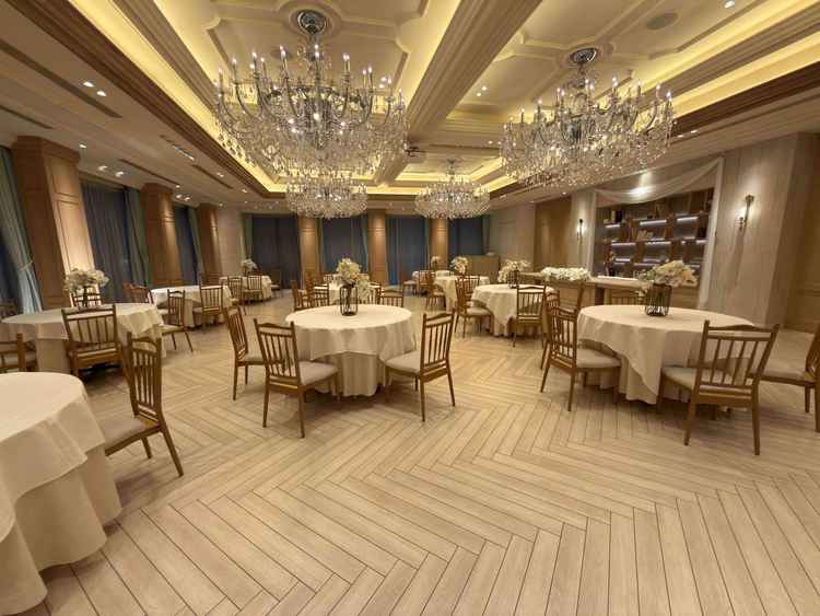 シャンデリアが美しく、装飾も自由に行えるため新郎新婦が希望する雰囲気にカスタマイズ可能な会場です。