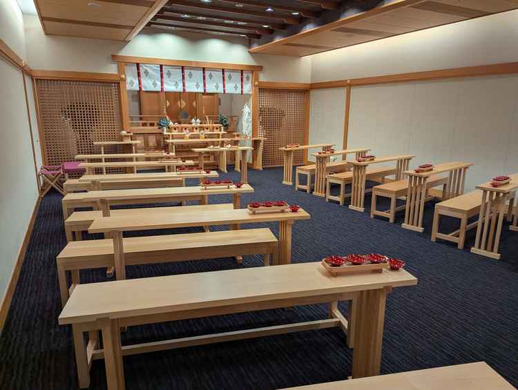 館内神殿、質素ですが厳格な感じもありバランスが取れていました。