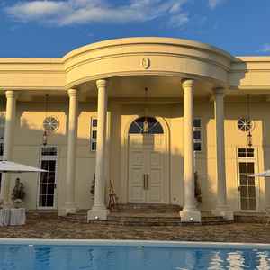 披露宴会場ホワイトハウスの外観目の前にプールがあり、このガーデン設備でもBGMを流すことができる