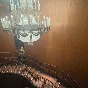 螺旋階段　100年前のシャンデリアを修復しこちらに置いているとのことです。