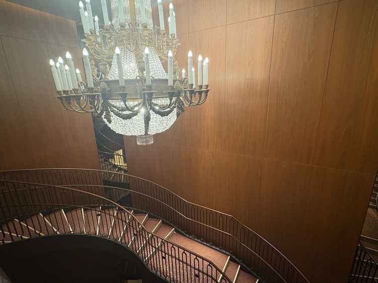 螺旋階段　100年前のシャンデリアを修復しこちらに置いているとのことです。