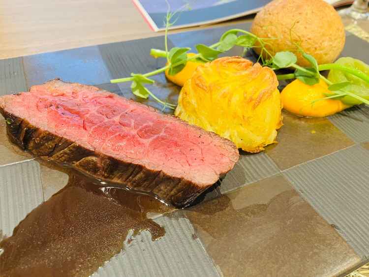 試食。お肉まあまあ美味しかったが、本番ではより良い料理でゲストをおもてなしをしたいと感じました。