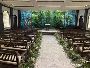 チャペルの写真。ガラスには綺麗な緑があり、春には桜になるとのこと。新郎新婦とゲストの距離が近くて良い