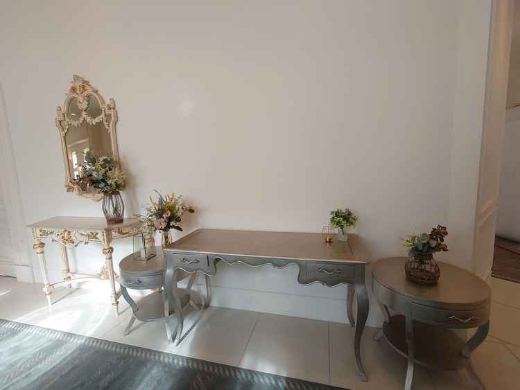 待合室のワンスペースの写真。ここに自分たちの物を置き、個性を出すことができる