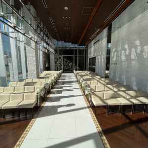 挙式会場は自然光が入ってきてよかった。またガーデンが隣接しているのも良かった